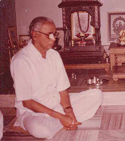 Late. M. S. alias Baburaoji and Late. Smt Kamalabai Parkhe (SHREE’s younger
sister) performing Agnihotra in their Pooja Room in the erstwhile Vastu.